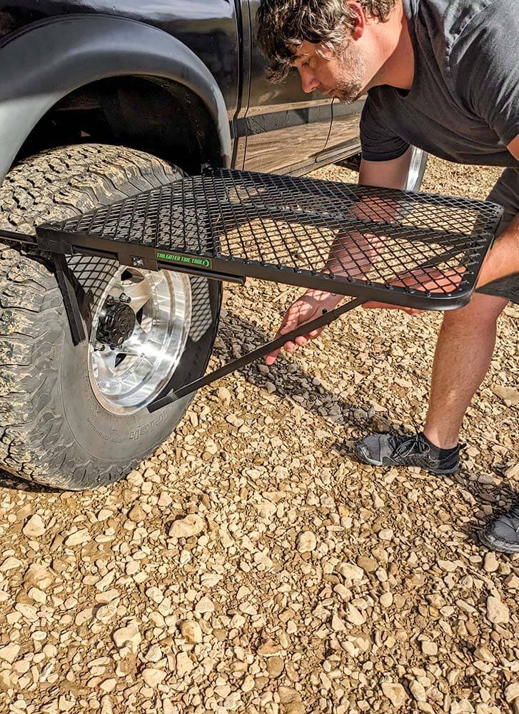 extending tire table support leg against truck tire