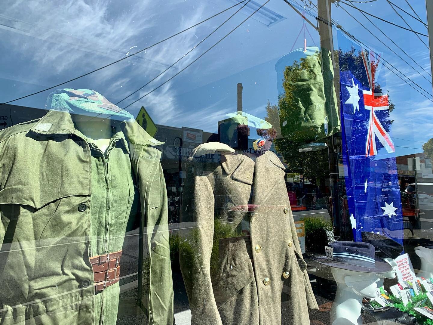 🌺 Reflecting today of all those who served and sacrificed. #anzacday2022. #lestweforget 
.
Photo: Anzac window display Brotherhood of St Laurence Bentleigh.