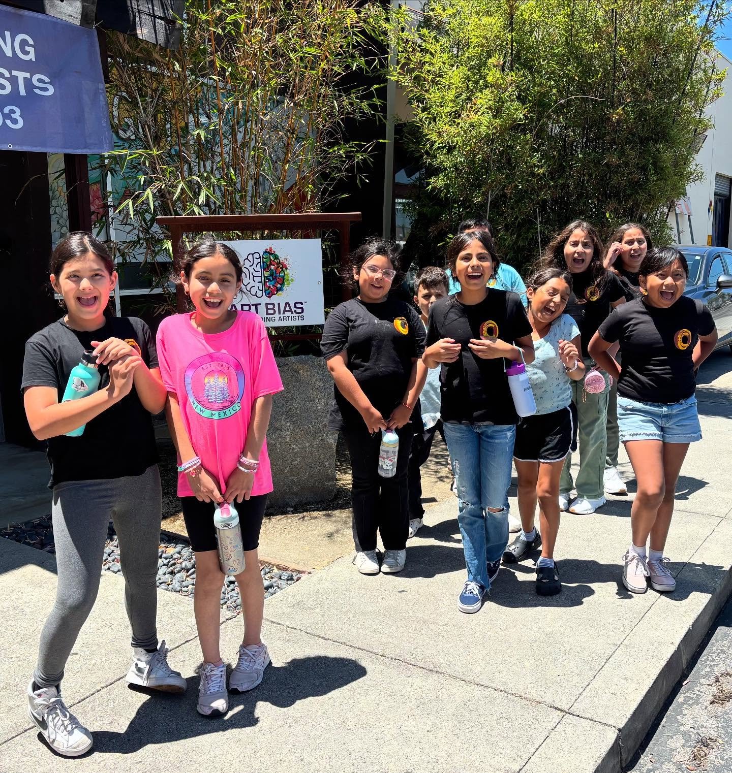 Today starts the summer classes of youth campers from Casa Circulo Cultural coming to Art Bias for free bilingual art classes! &hearts;️ 🎨 

For the second summer in a row, youth will explore photography, sketching, painting, watercolor and much mor