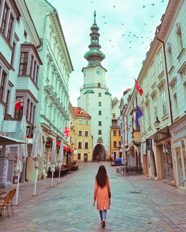 Just got back to England last night, and I am ALREADY missing all the stunning European cities we traveled through these past few weeks!🤩
&bull;
One city that really surprised me (because I knew nothing about it🙈😂) was Bratislava! We were only the