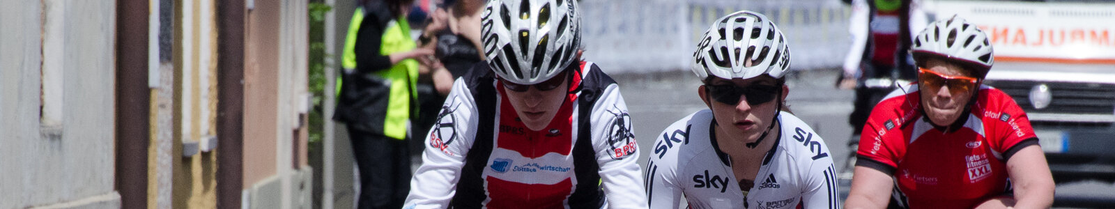 Hannah Dines (centre) racing for Great Britain in Italy