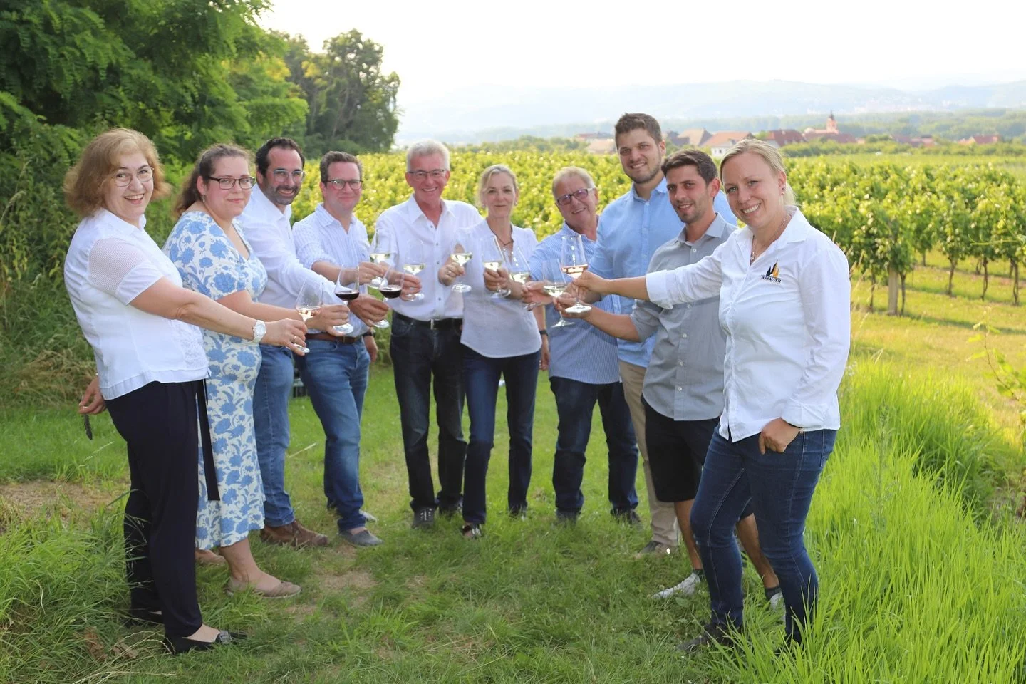 🔜 Kellermeile 🍷 5.-7.9.2025
Dieses Wochenende erwartet euch in Angern & Thallern eine Meile voller Genuss! Besucht uns am Freitag ab 18 Uhr, und Samstag & Sonntag ab 11 Uhr und genießt feine Weine und kleine Schmankerl. 🤩
Und zu ge