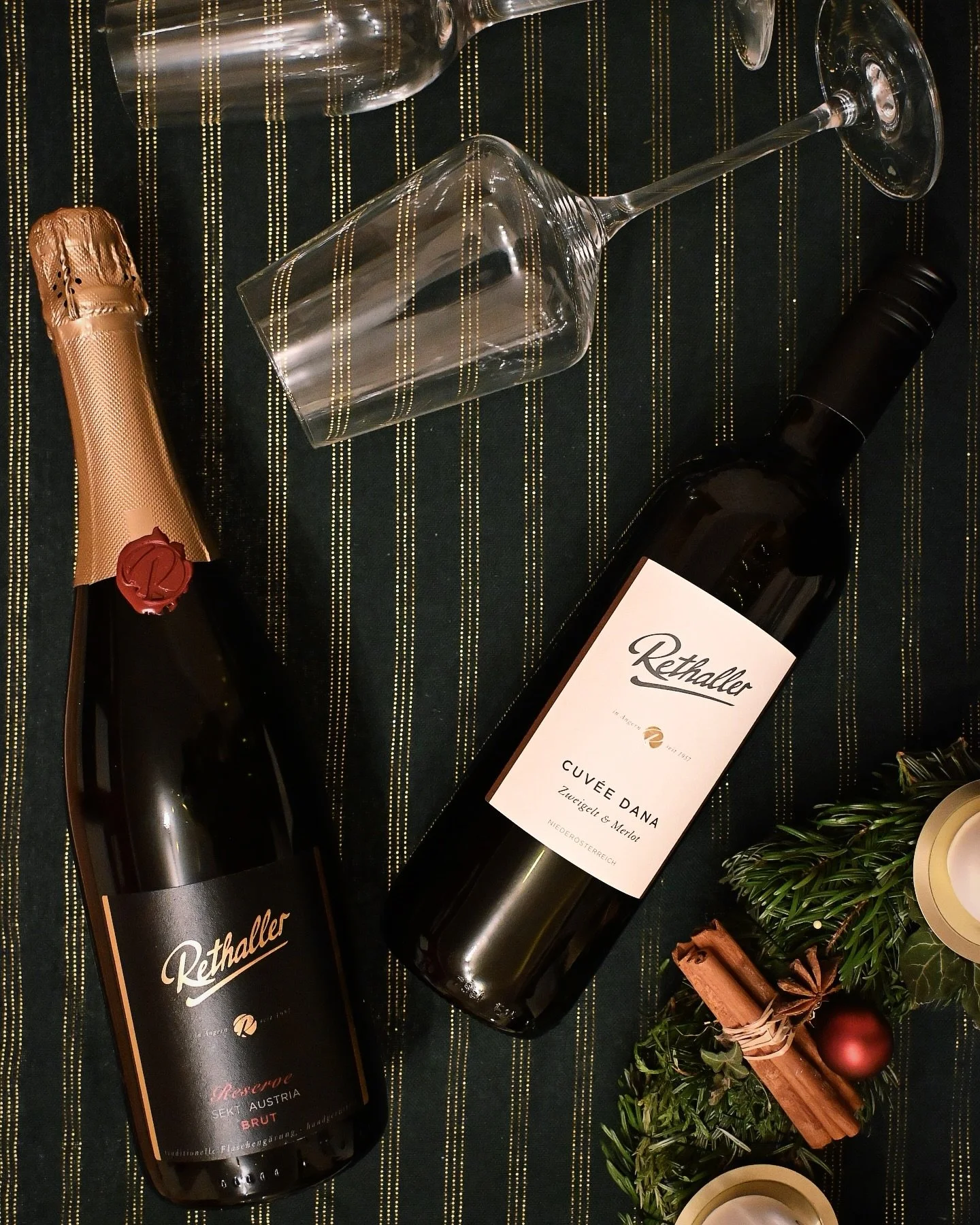 Auf der Suche nach der perfekten Weinbegleitung f&uuml;r euer Festtagsmen&uuml;? ✨

🥂 F&uuml;r den Auftakt: Unser handger&uuml;ttelter Sekt Reserve &ndash; ideal als Aperitif oder zu feinen Fischgerichten.
🍷 Zum Hauptgang: Unser Cuv&eacute;e Dana a