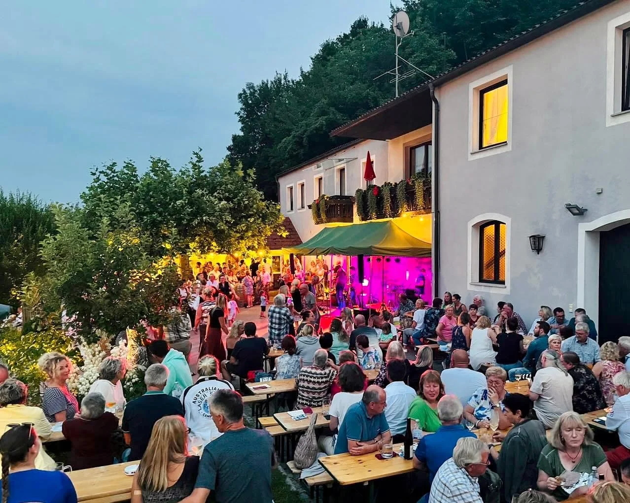 ⏳ Der Countdown l&auml;uft &ndash; nur noch 10 Tage bis zum WINE &amp; BLUES! 🍷🎶

Feiert am 27. Juni mit uns und @the_ridin_dudes &ndash; live in Angern, mit jeder Menge Rock&rsquo;n&rsquo;Roll &amp; Blues! 🎉 Dazu gibt's gegrillte Schmankerl von d