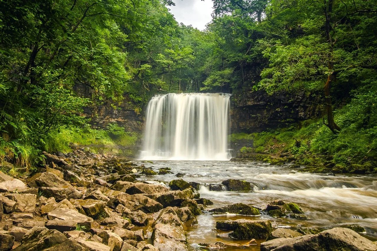 waterfall-2090886_1280.jpg