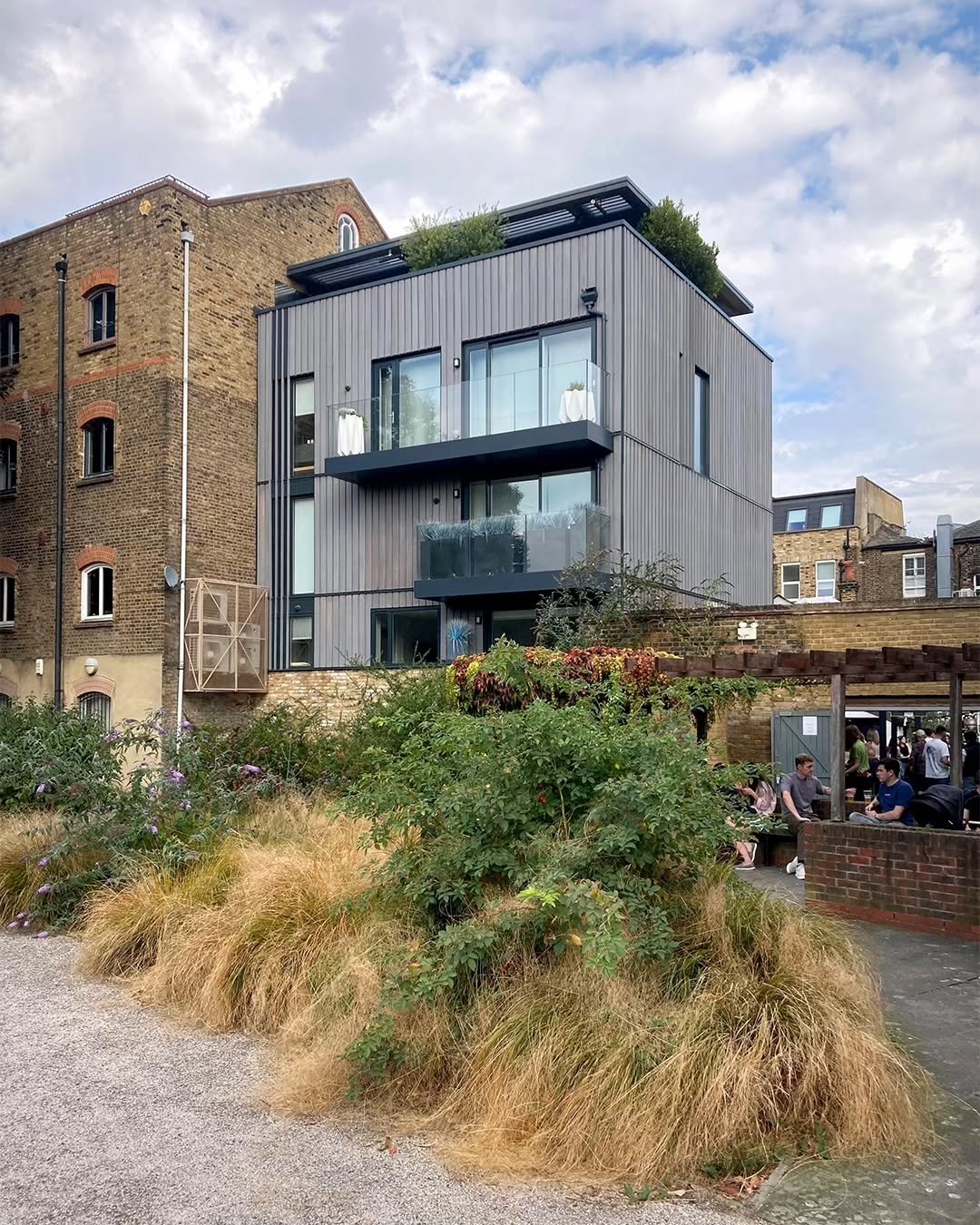 It was great to revisit the family home on Tyers Gate in Bermondsey, completed by Studio Partington in 2019.

With a beautiful outlook onto Leathermarket Gardens, the project delivered a high-quality, bespoke home on what was previously a brownfield 