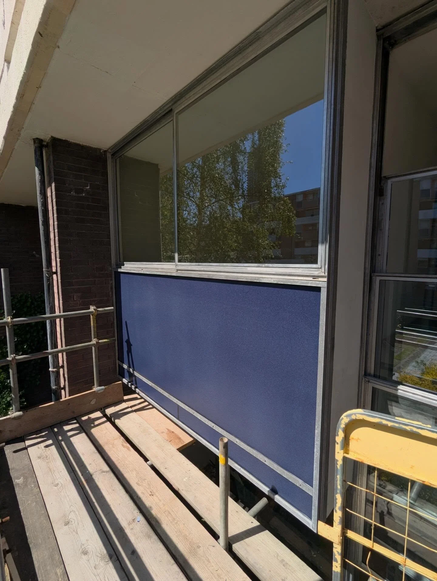 As part of our Golden Lane Estate refurbishment trial works, SFWR replaced one of the cracked spandrel glass panes last week with a like-for-like replica, returning the flat&rsquo;s signature blue facade to its original glory. 🔵🪟

Take a look next 