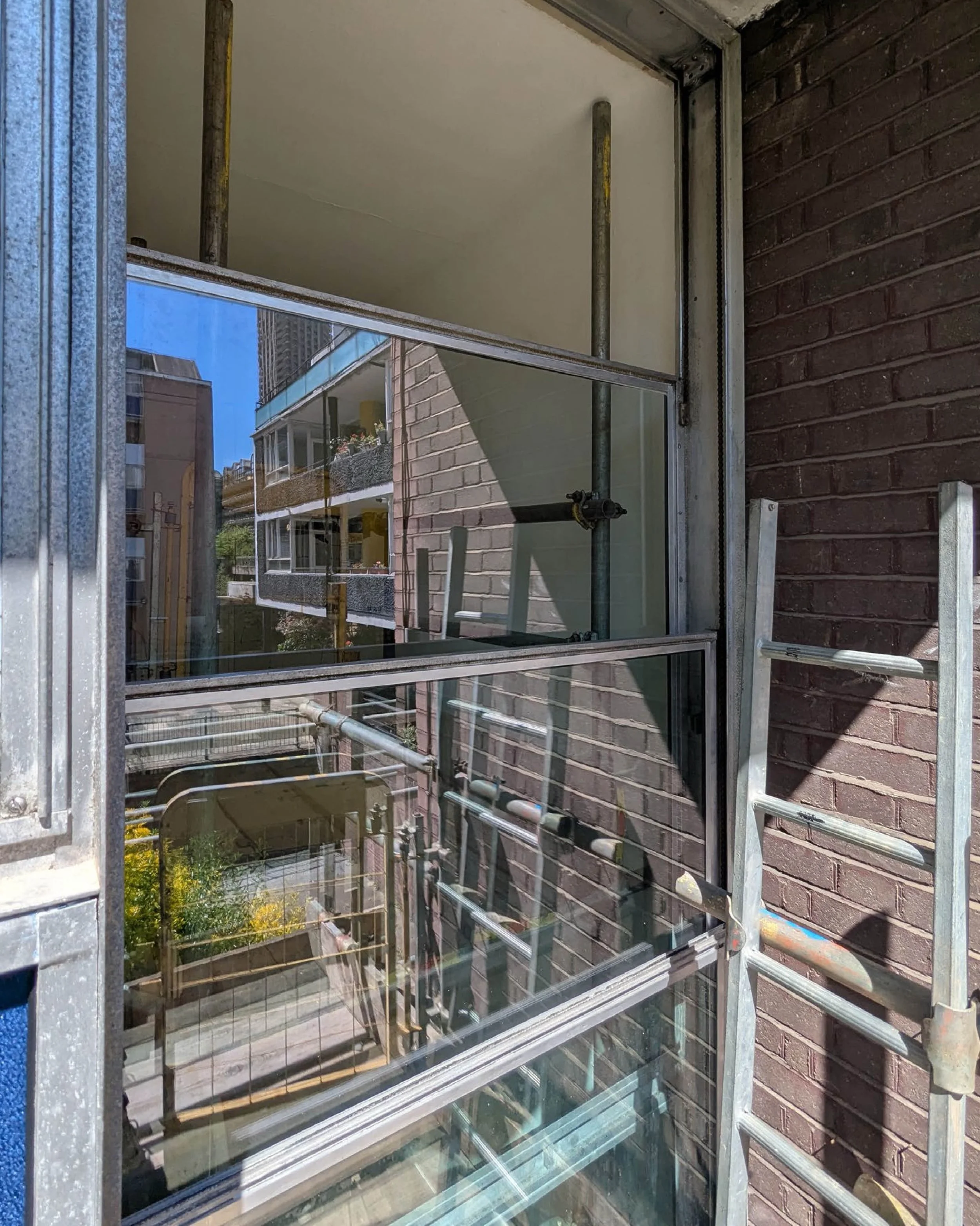 🙋&zwj;♀️ This month we are hosting Golden Lane Estate residents at Bayer House over several sessions to view trial installations of new vacuum glazing in existing aluminium window frames.

New glazing has been installed in the vertical sliding windo