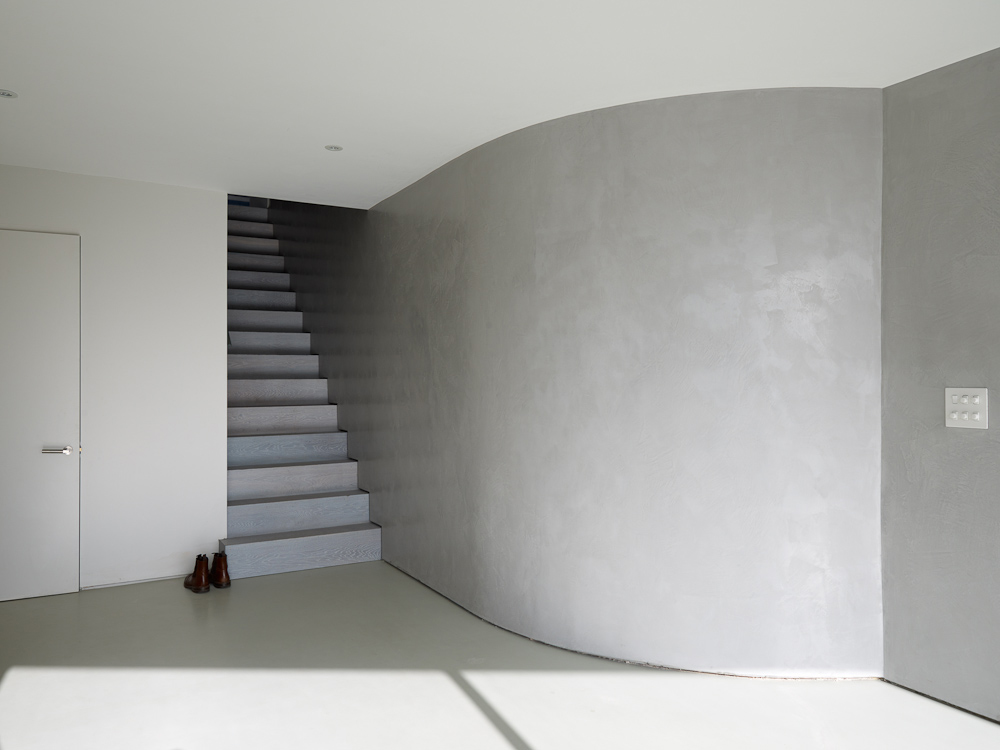 curved polished plaster wall