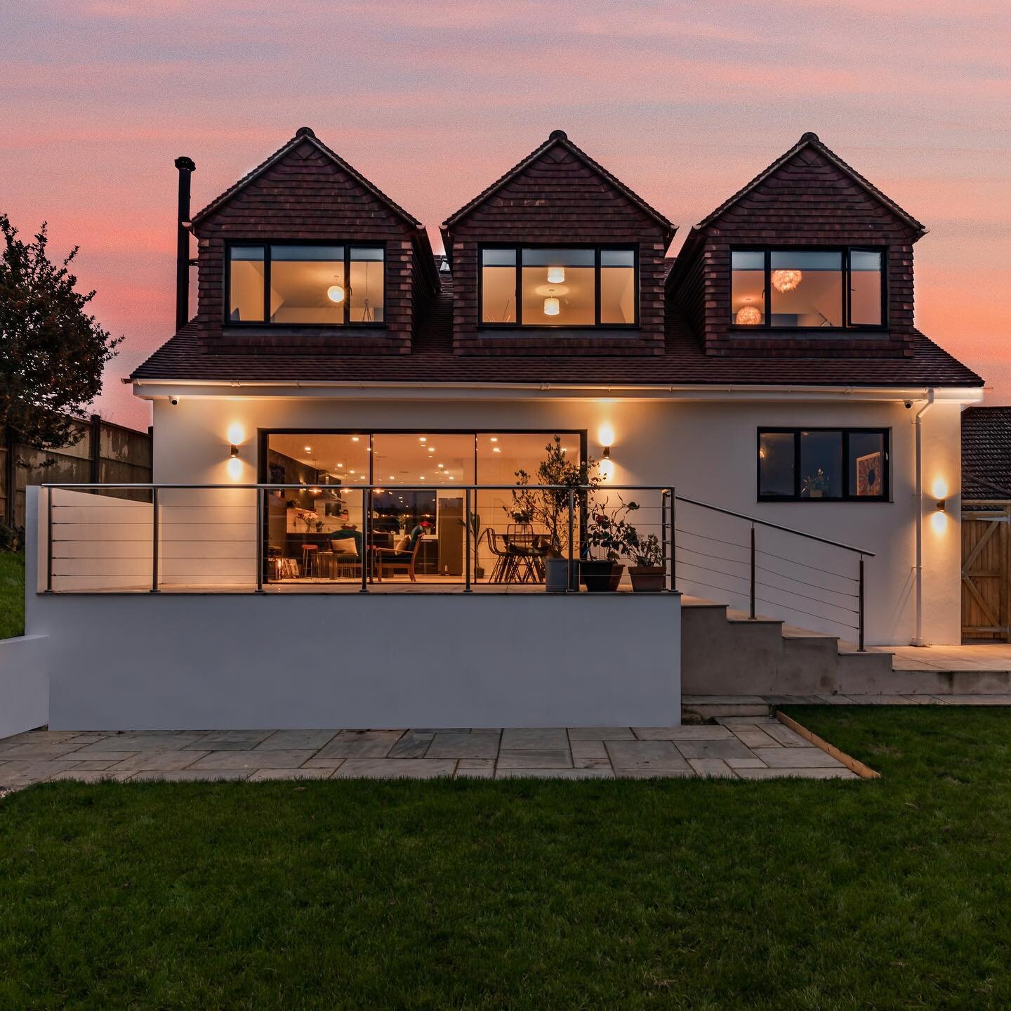 Transforming a bungalow&hellip; 

With a little extra height, a side extension and a stylish &amp; sophisticated new look we joined @buildmh to turn a classic bungalow into this absolutely standout two story family home! Swipe to take a look around!
