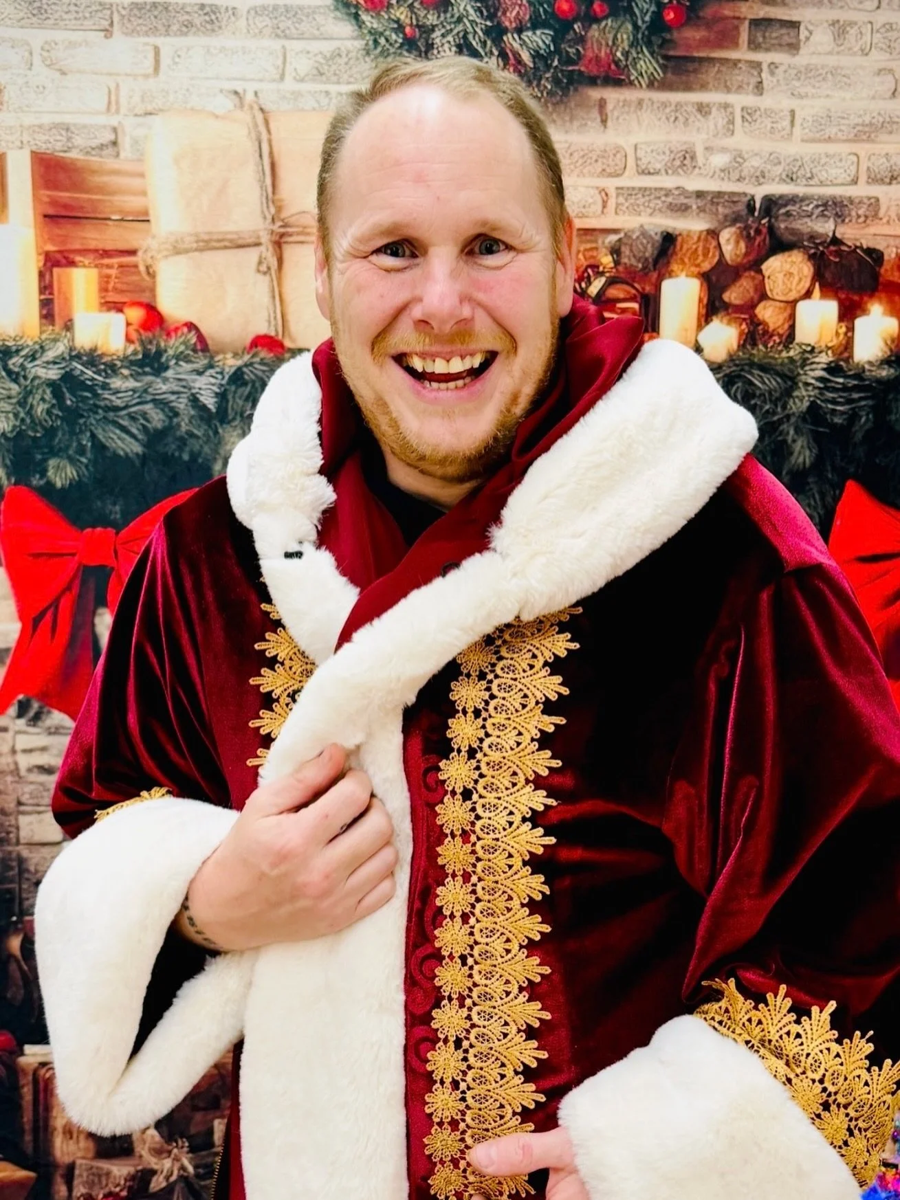 Santa let me use his coat on this cold morning.  But I&rsquo;m sure it will warm up with a day full of giggles and laughter for today&rsquo;s Christmas mini shoots.