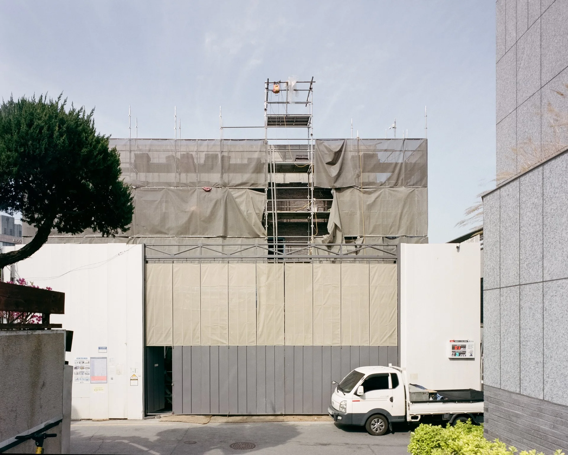 Looc_Agitstudio_underconstruction_JoM (1).jpg