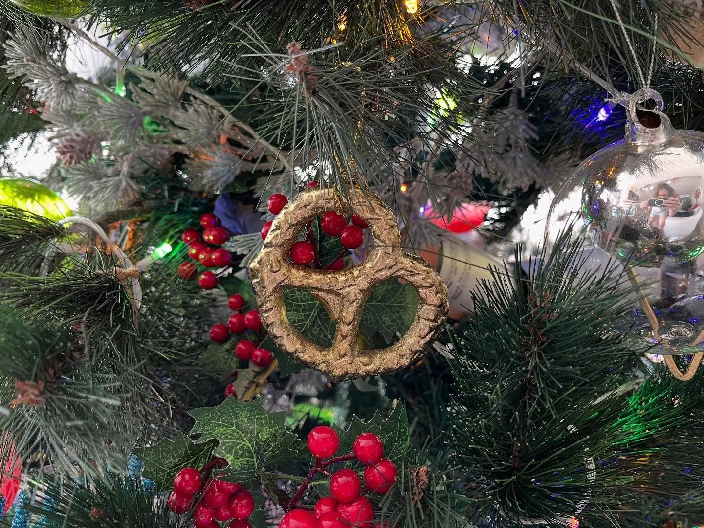 Wishing you a wonderful Christmas, Hanukkah, holidays. 

Whatever it is you do or celebrate, we hope it replenishes and fills your cup&hellip;and plate! 

🥨🧡💫