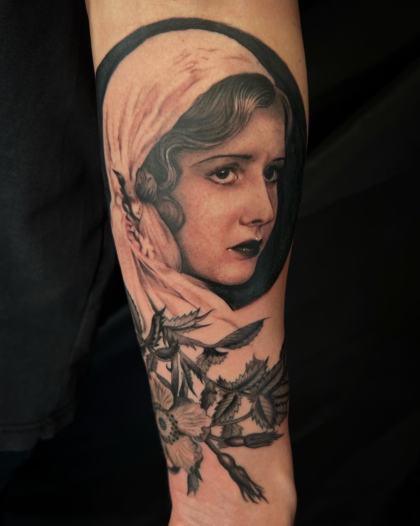 Portrait of Mae Clarke with dog roses on Leo ✨
.
Leo had an amazing collection of tattoos! Some by my favourites @kate_selkie &amp; @treubhan 
.
I love doing black and grey portraits, they may be my favourite tattoos to work on. Please more 🙏🙏
.
I 