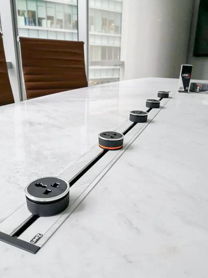 Đường ray điện bằng đá cẩm thạch Line8 trong bàn hội nghị bằng đá cẩm thạch