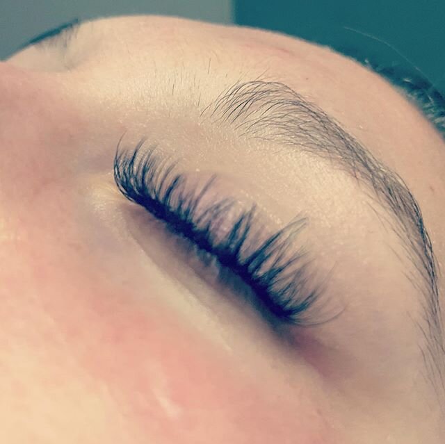 That lashline tho.....
#blendedset #hybridlashes #hybrid #lashline #nolinerneeded #eyelashextensions #fawninglashes #oneeyed #fluffster #manmade #syntheticminklashes