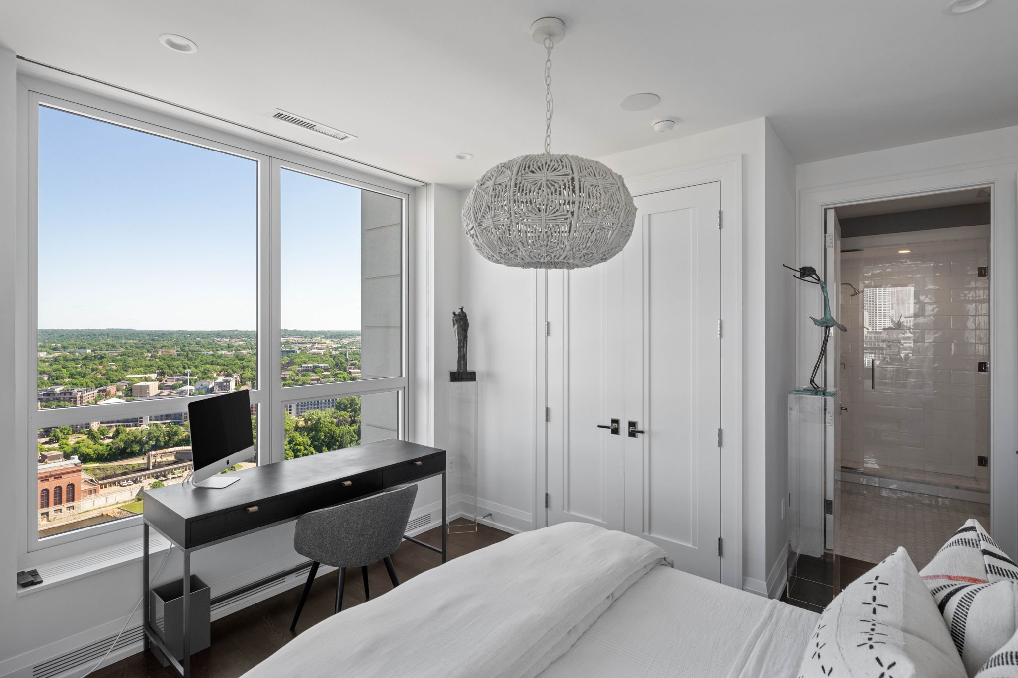 54-4-web-or-mls-1111-w-river-pkwy-24a.jpg