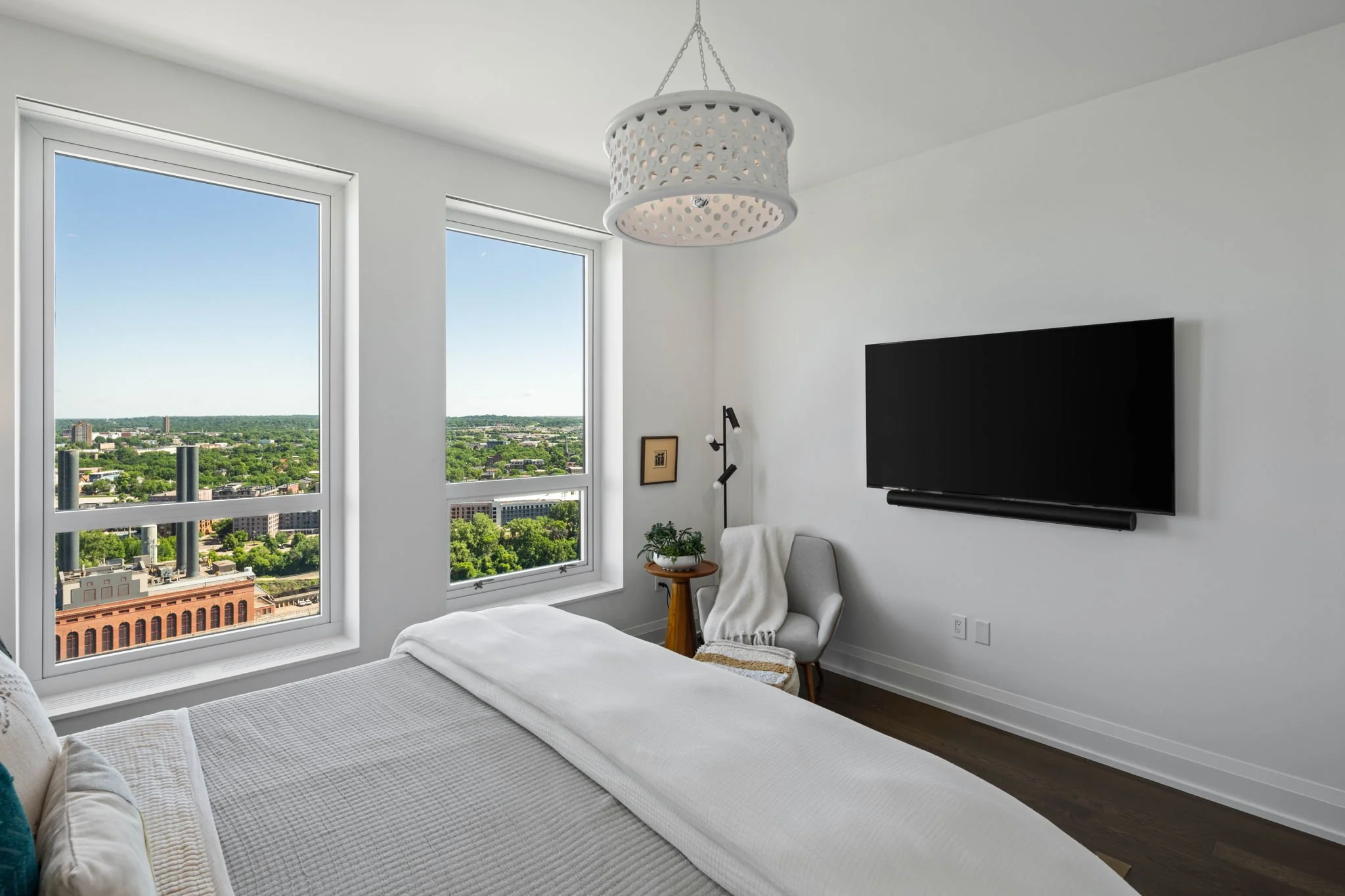 55-61-web-or-mls-1111-w-river-pkwy-24a.jpg