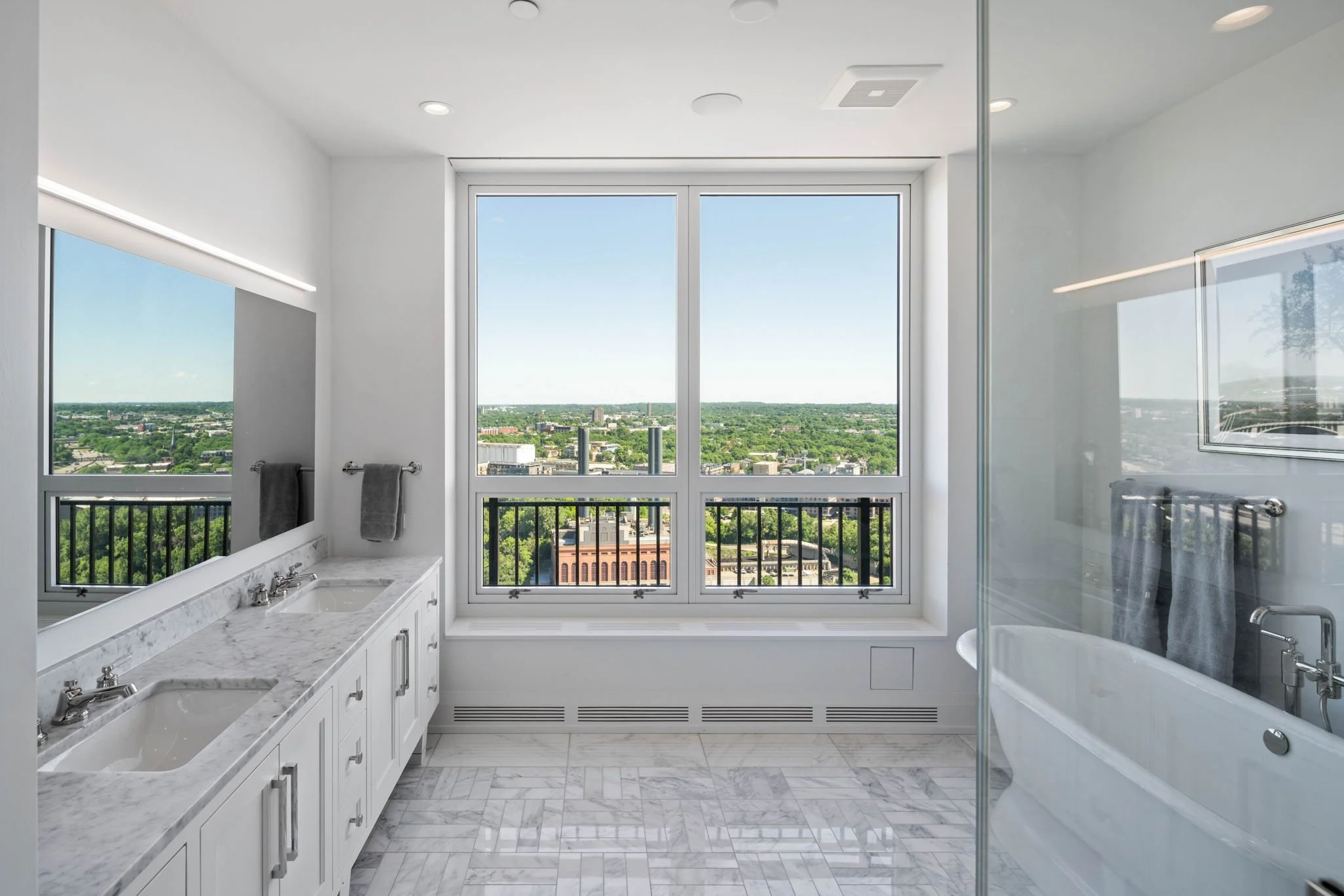 55-64-web-or-mls-1111-w-river-pkwy-24a.jpg