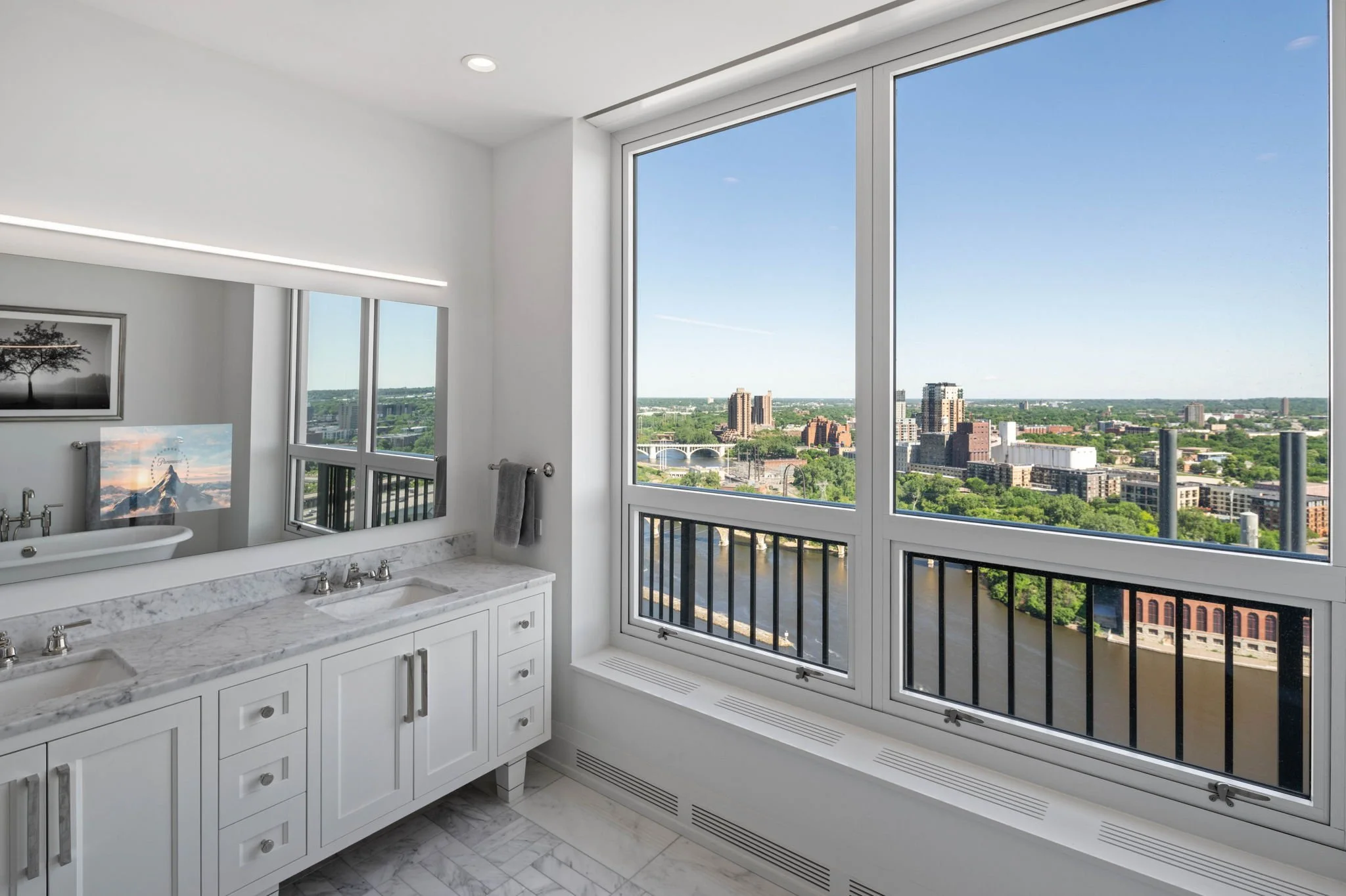 55-66-web-or-mls-1111-w-river-pkwy-24a.jpg