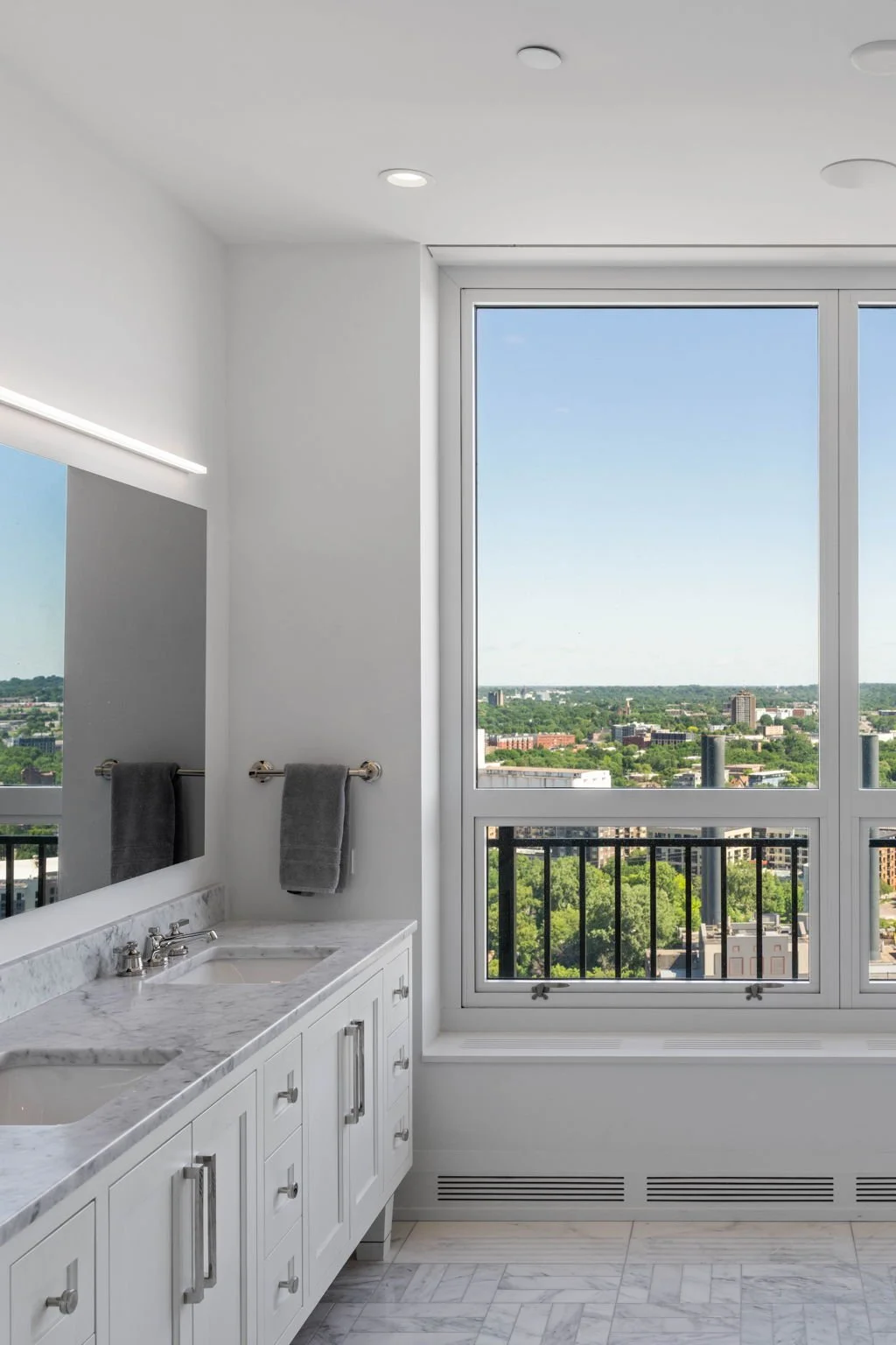 55-69-web-or-mls-1111-w-river-pkwy-24a.jpg