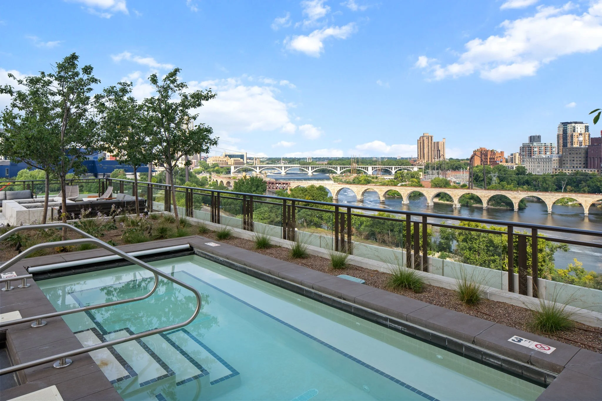 102-web-or-mls-1111-w-river-pkwy-24a.jpg