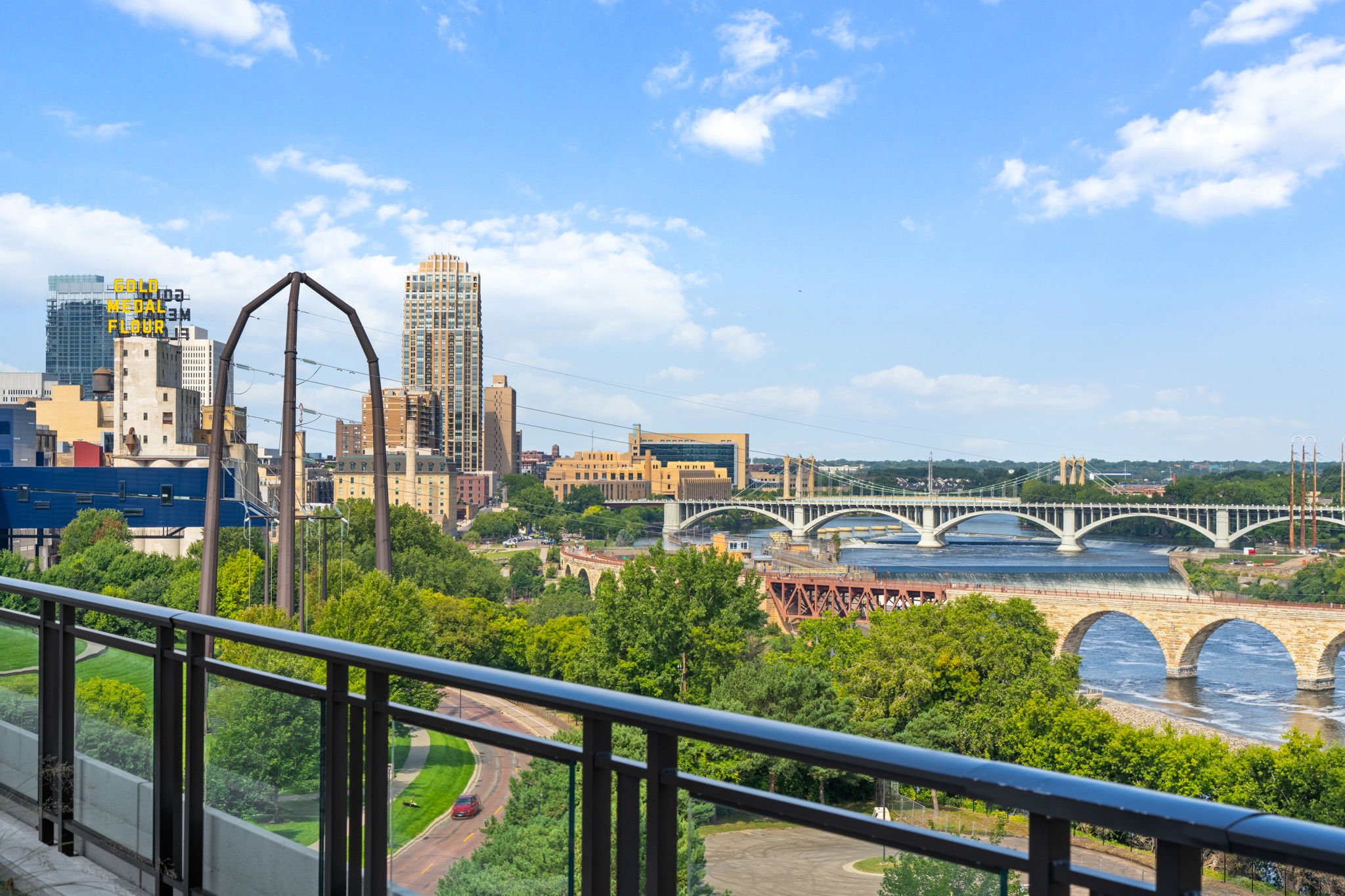 108-web-or-mls-1111-w-river-pkwy-24a.jpg
