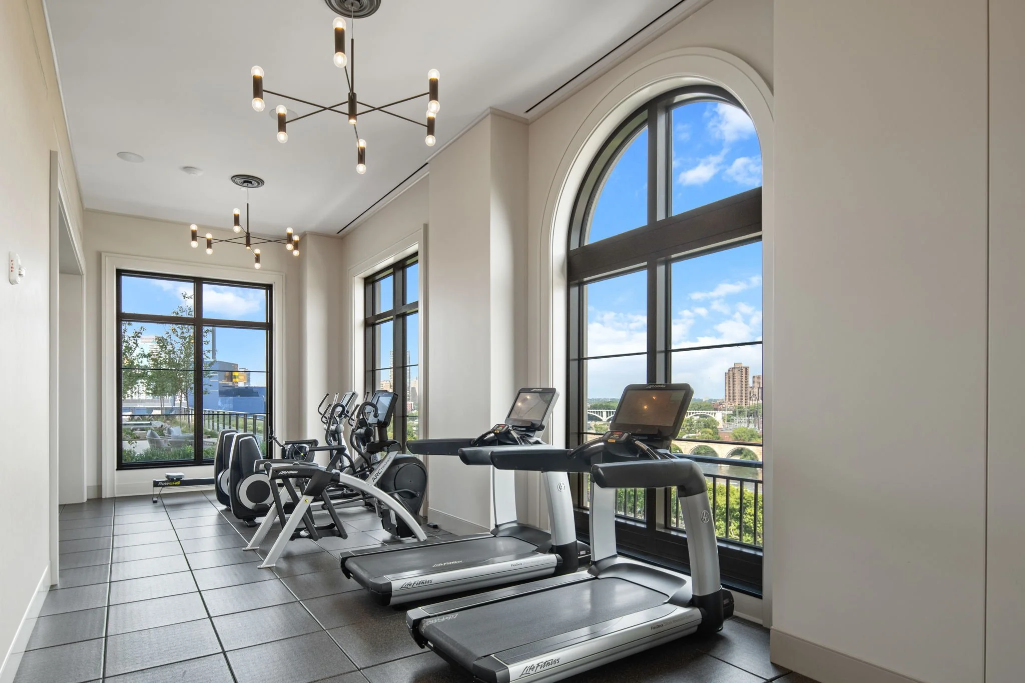 118-web-or-mls-1111-w-river-pkwy-24a.jpg