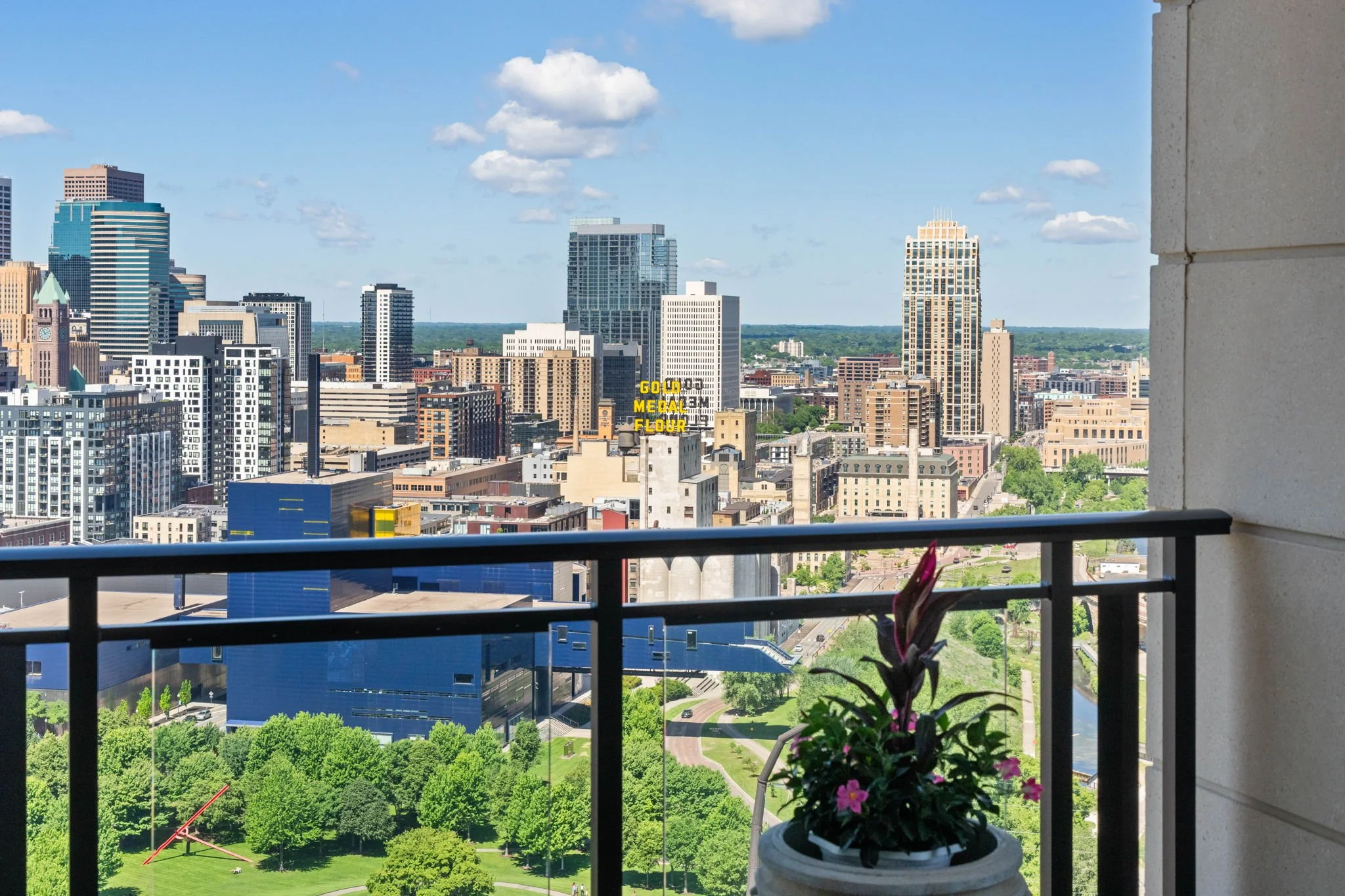42-web-or-mls-1111-w-river-pkwy-25a.jpg