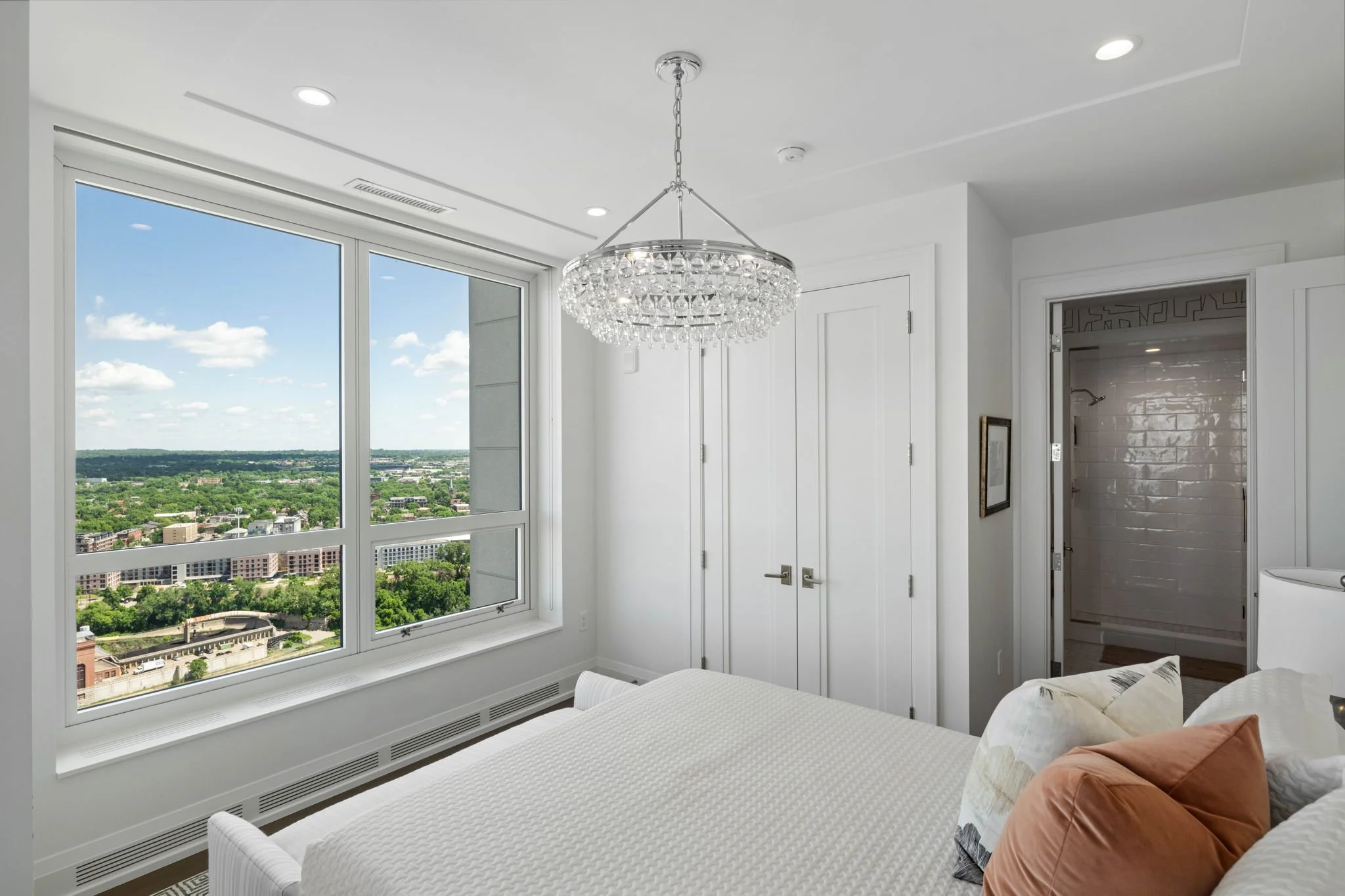 52-40-web-or-mls-1111-w-river-pkwy-25a.jpg