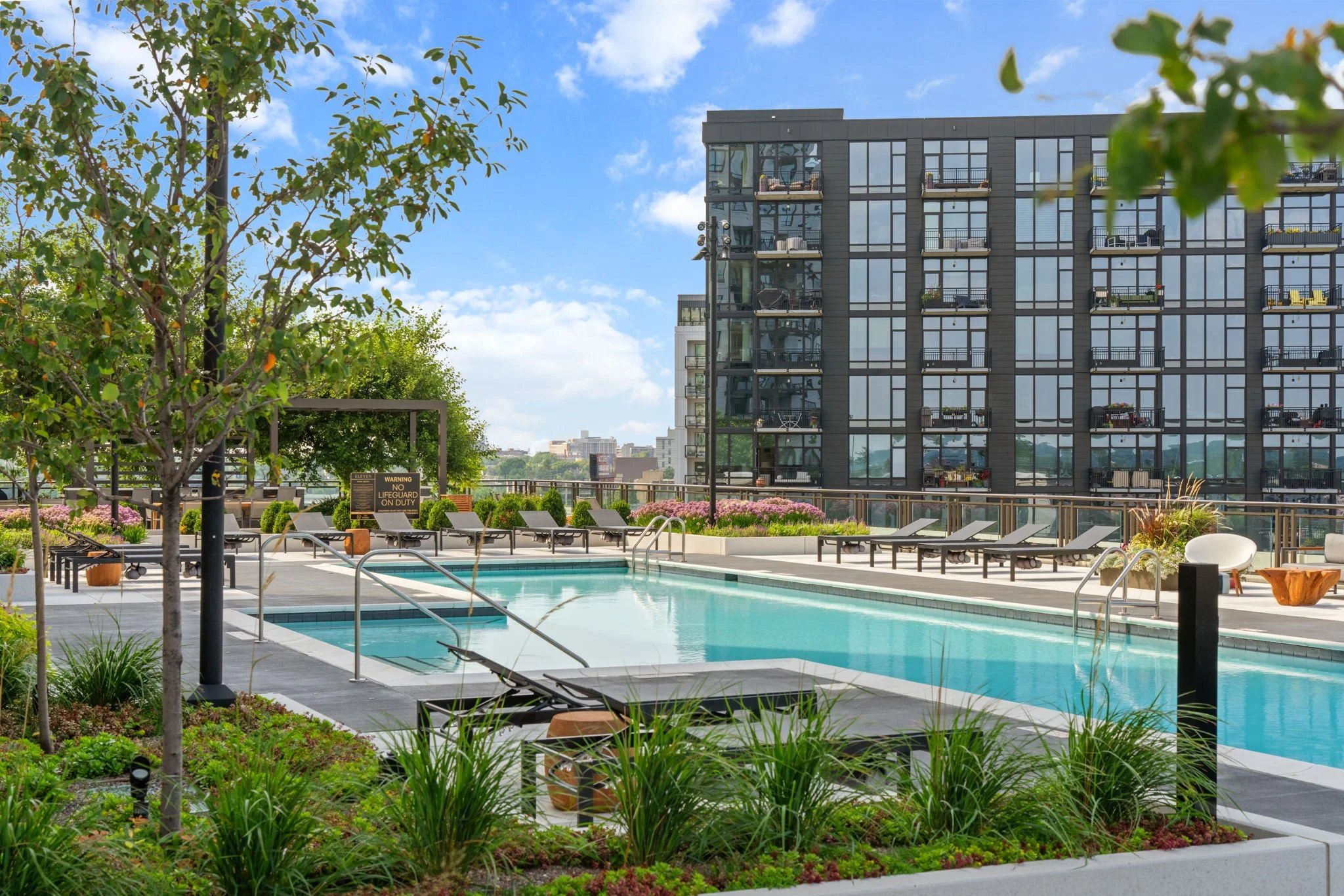120-web-or-mls-1111-w-river-pkwy-25a.jpg