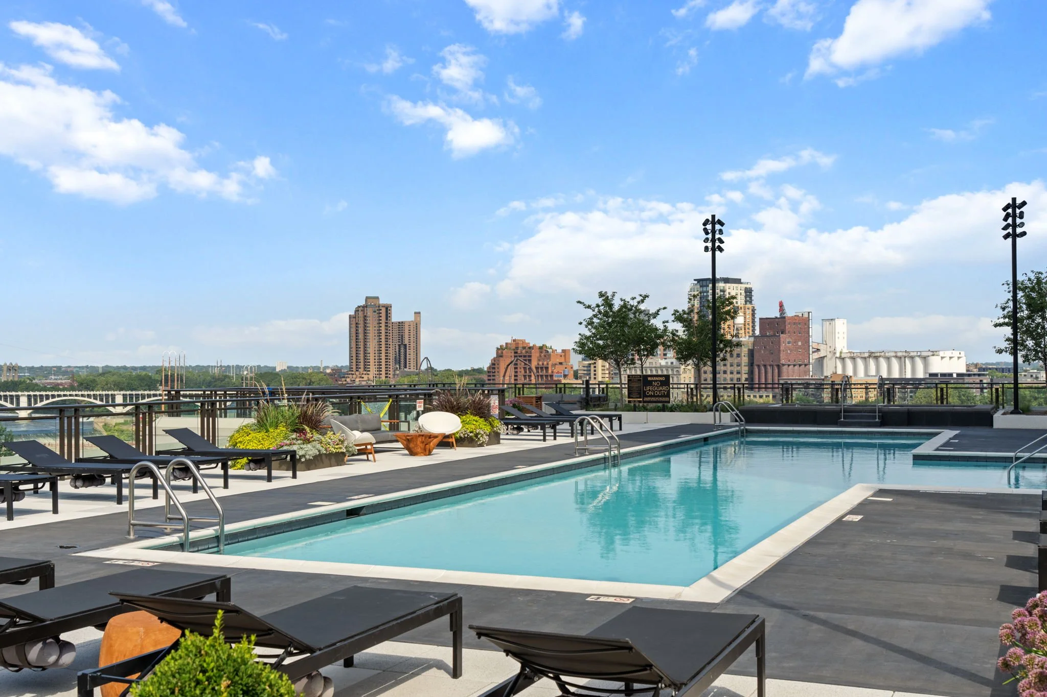 122-web-or-mls-1111-w-river-pkwy-25a.jpg