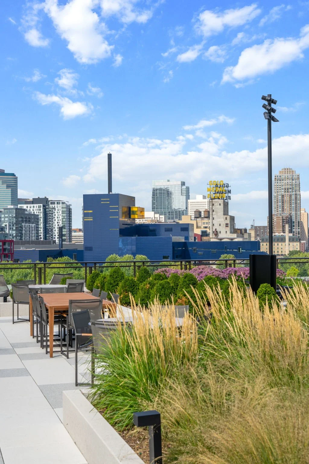 124-web-or-mls-1111-w-river-pkwy-25a.jpg