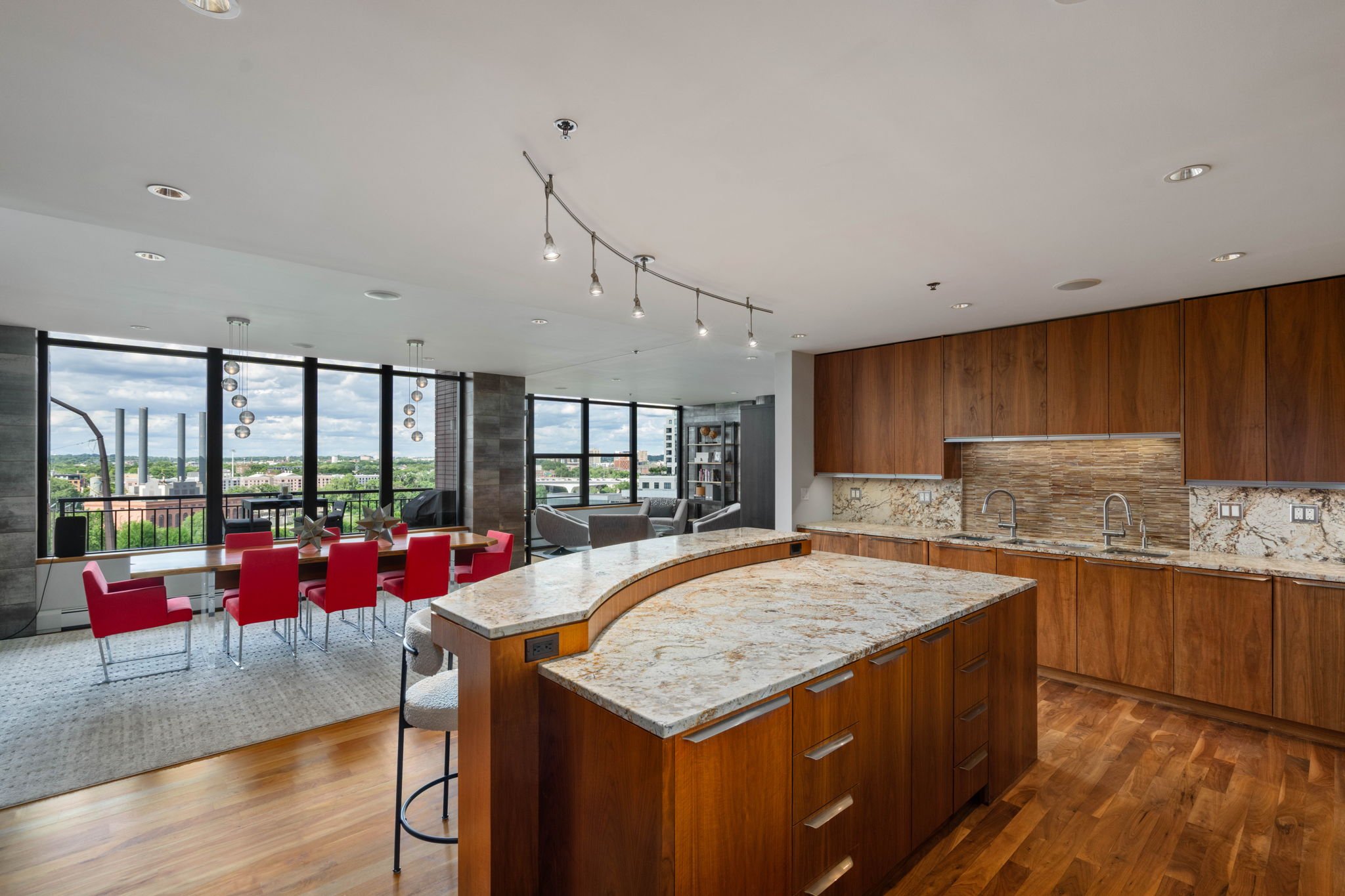 1-web-or-mls-215-10th-ave-s-910.jpg
