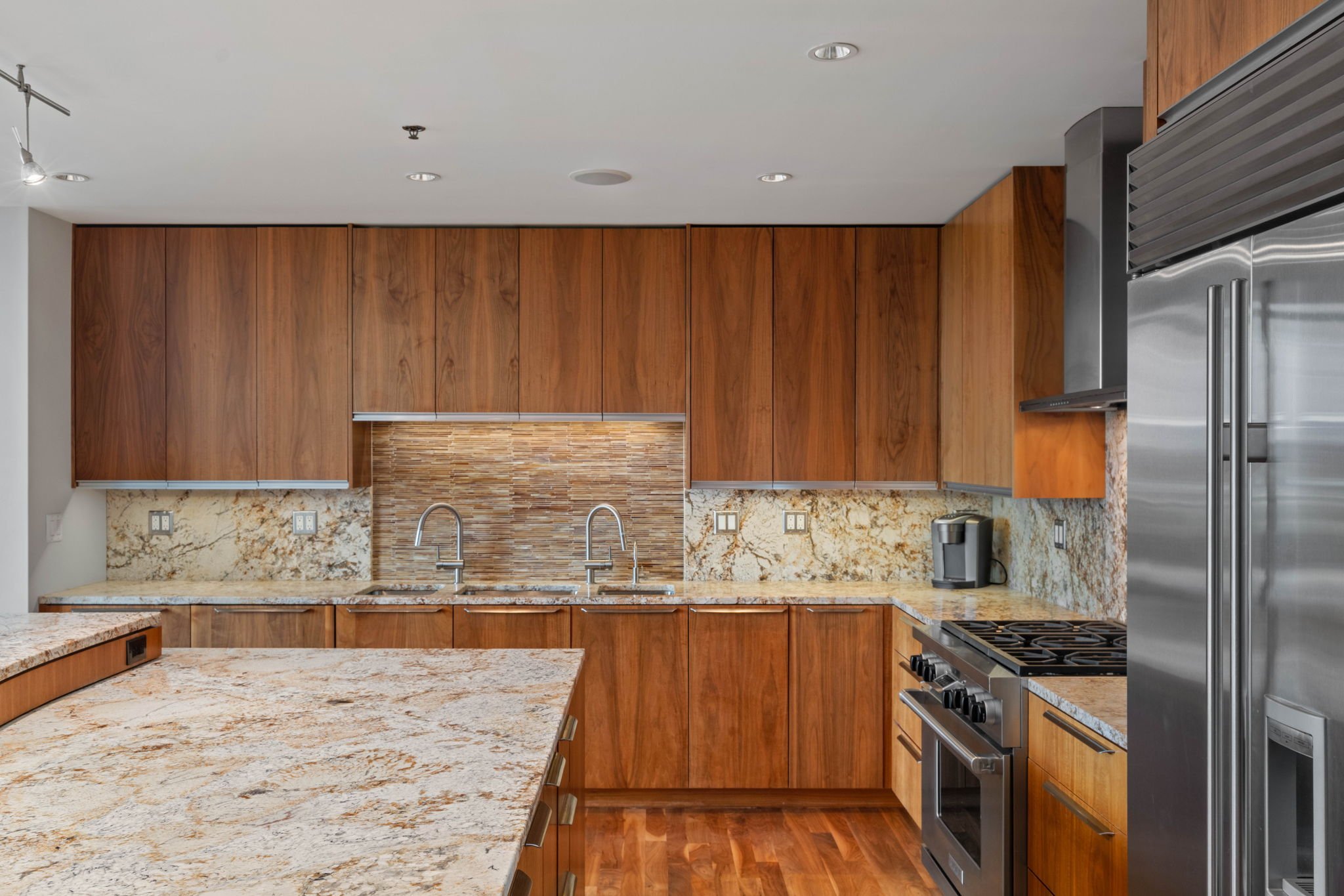2-web-or-mls-215-10th-ave-s-910.jpg