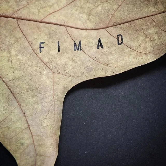 Firme en la hoja ................................................................www.fi-mad.com #tatoo#nature#stamp#black#ink#kraft#leaf#mindfullness#ponerenvalor#handmade#calendars#Art#design#process#Madrid#Spain#FIMAD