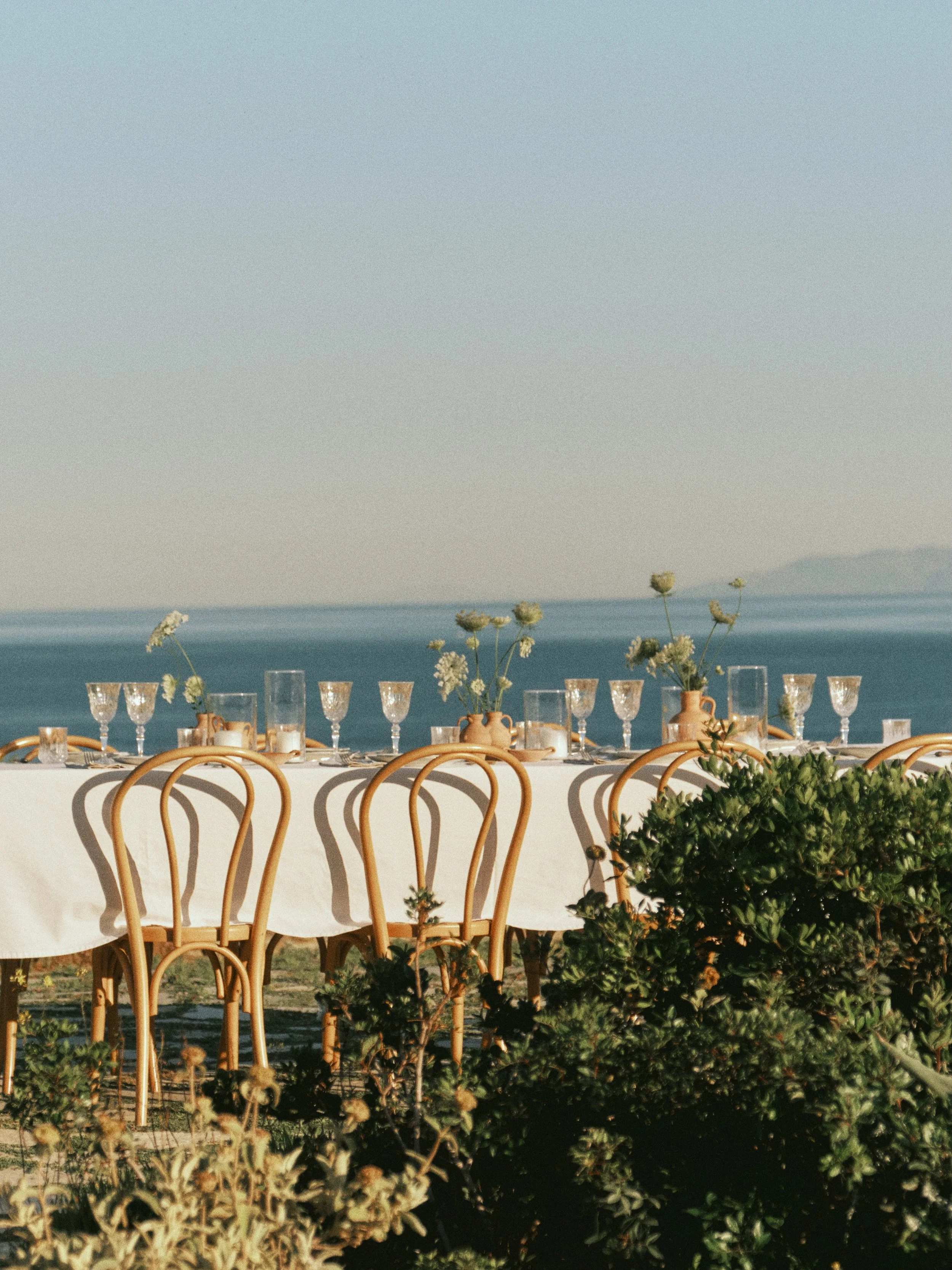 What makes a good table? 🍽️ We have a few theories.

It should look beautiful, obviously. It should also work. There should be room for elbows, bread, wine, second helpings and the person who always arrives late. And ideally, nobody should feel too 