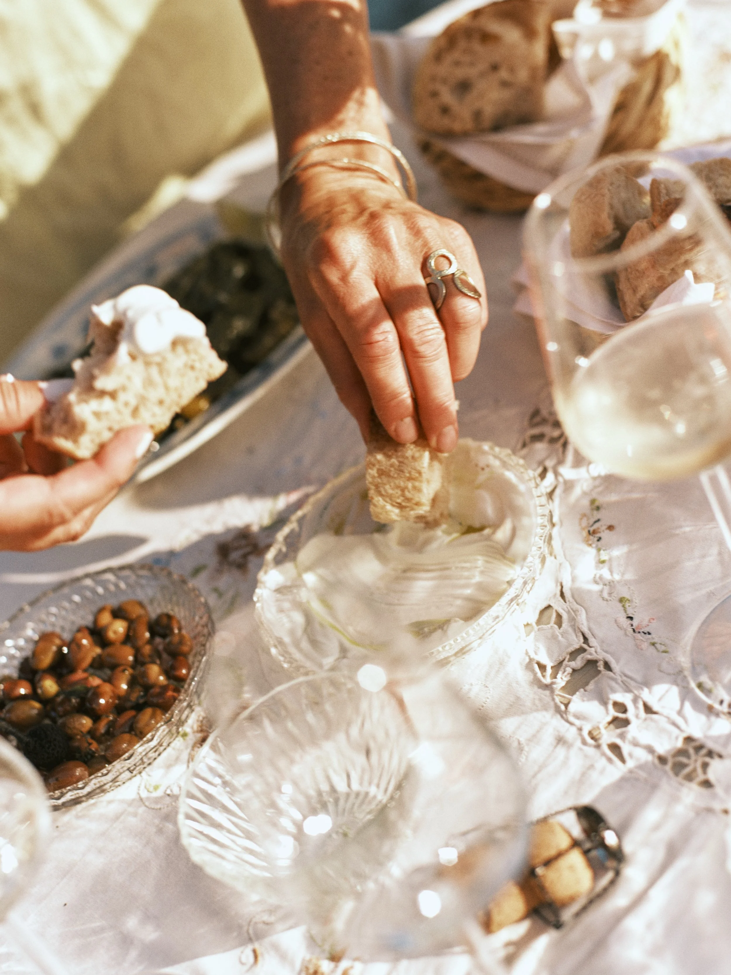 There is a specific moment at a Greek table when the meal is technically over, but the best part is still sitting at the bottom of the bowl. This is where the so-called &ldquo;papara&rdquo; (&pi;&alpha;&pi;ά&rho;&alpha;) comes in. It is this familiar
