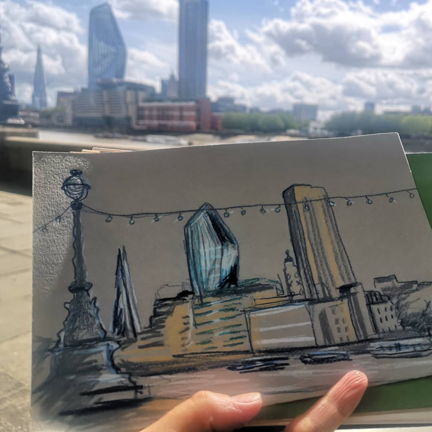 Hello to my estranged city 👋🏻😍I'm remembering how to draw again.
.
.
#hellolondon #brightday #londonweather #londondrawing #london #thamesriver #sketchbook #drawingonlocation #travelsketch #travelsketchbook #pencildrawing #pencilsketch #londonillu