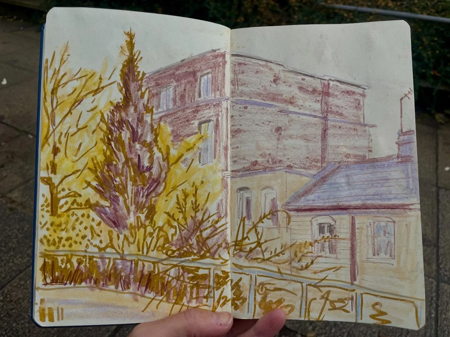 Quick sketch in the rain
Water soluble pencil, marker and raindrops on paper
.
.
.
.
#sketchbook #drawing #rain