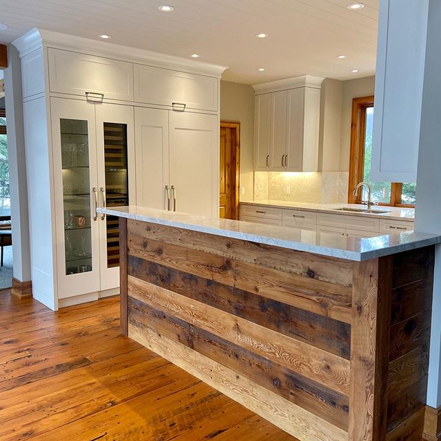 Here&rsquo;s a few pictures of a kitchen renovation Batteaux Creek Kitchens recently finished up. The goal with this project was to update a traditional chalet kitchen into a cleaner more modern looking kitchen. We had to keep in mind that the new ki