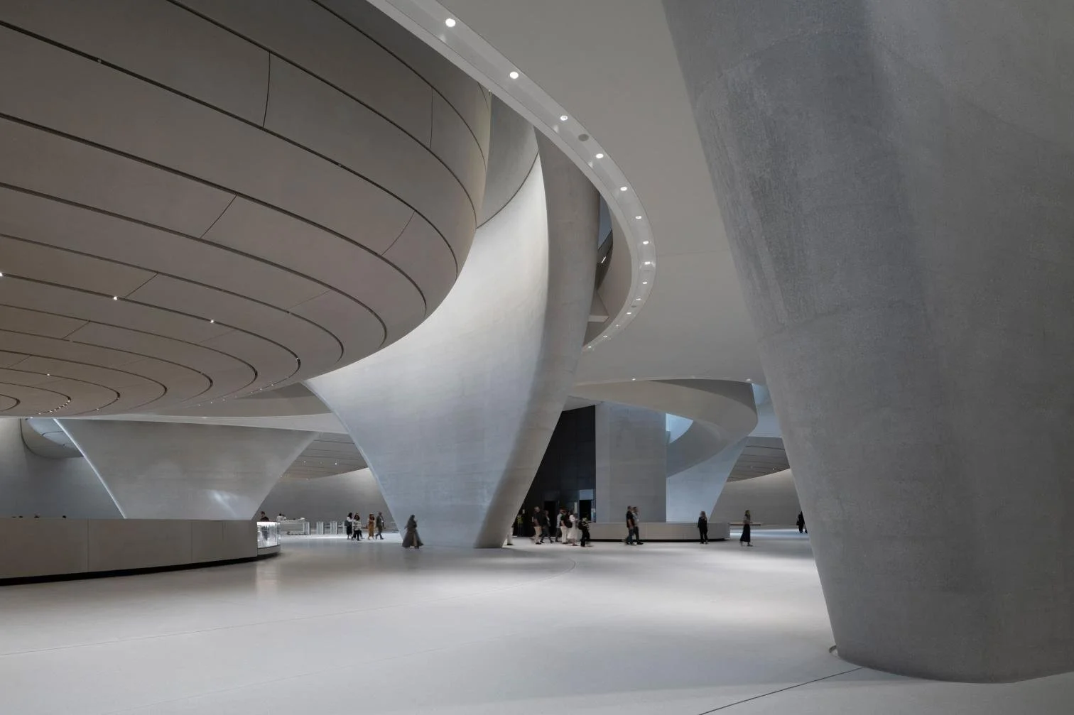 Interiorismo del Zayed National Museum: entre historia, luz y espacio escultural