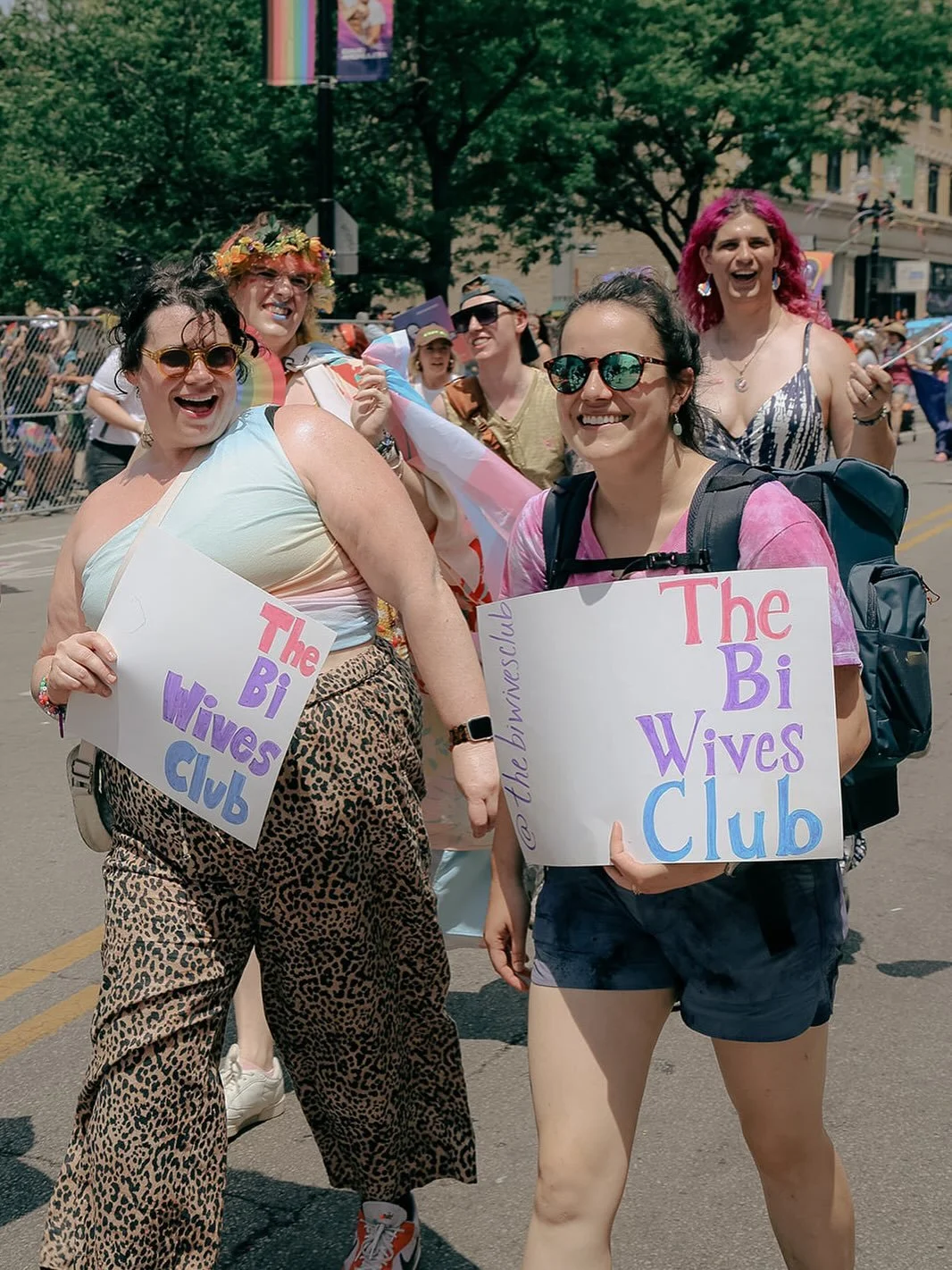 We had a blast walking alongside the @dorothydownstairs community in the @chicagoprideparade to wrap up #pride2025🏳️&zwj;🌈 

We are so grateful to be friends of Dorothy alongside you. 🫶🏻 

We see you Chicago 🩷💜💙s!! 💋🪩🌈🔥💘😍

Gorgeous 📸 by