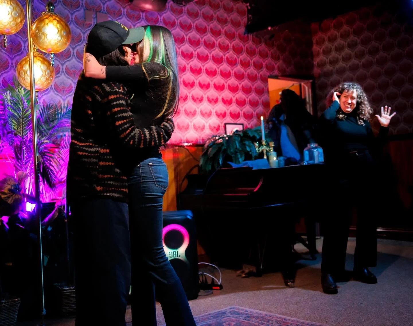 The February show was *heated* 🏒💋 !!!!

Check out these gorgeous snaps by @selfoto 📸 and follow our incredible guest comics: 

@gabegabegabegabegabegabe 
@ambawalka_ 
@annalu312 
@deannaortiz_ 

Lineup and ticket link for April 5th show is droppin