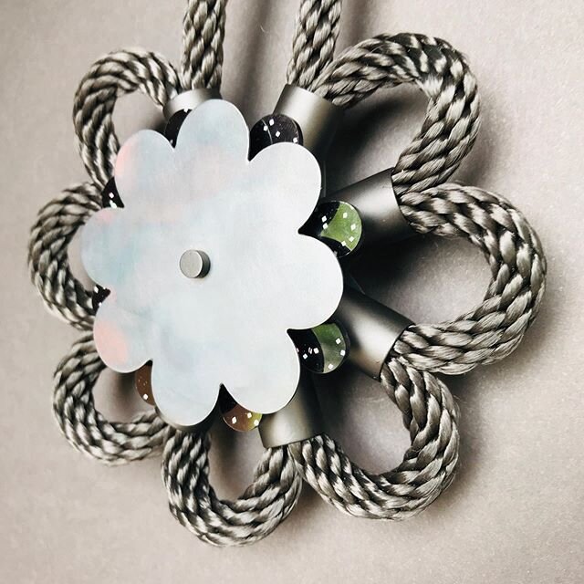 Finally, my moving flower necklace is finished! I started this idea a looooong time ago, when I was still living in Munich, and studying at the Kunstakademie. But I never completed it... This necklace is made of steel, copper, plexiglass and rope, an