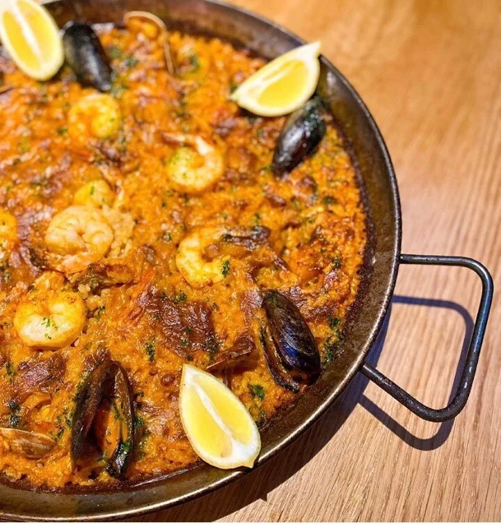 Speaking of perfect dishes to share, how about a paella. Made to order this paella serves 2-3. ⠀⠀⠀⠀⠀⠀⠀⠀⠀ ⠀⠀⠀⠀⠀⠀⠀⠀⠀ 📷 @hungrywithheather
