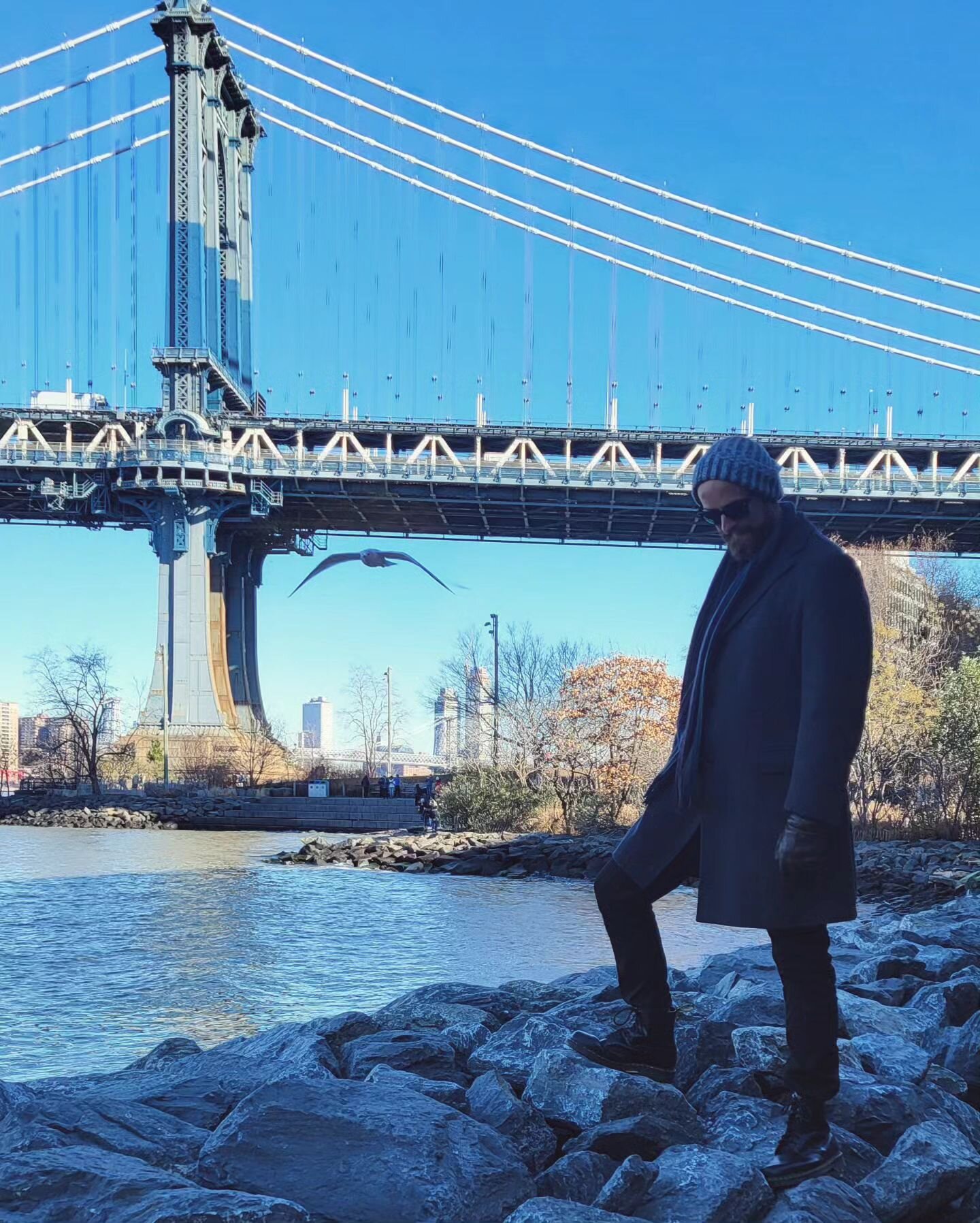 On the rocks 🪨 

Brooklyn 02.01.24 🇺🇸 

#brooklyn #newyork #newyorkcity #manhattanbridge #nycphotographer #guitar #guitarist #musiciansofinstagram #brooklynlife #newyorker #musician #lifeontour #musicianslife