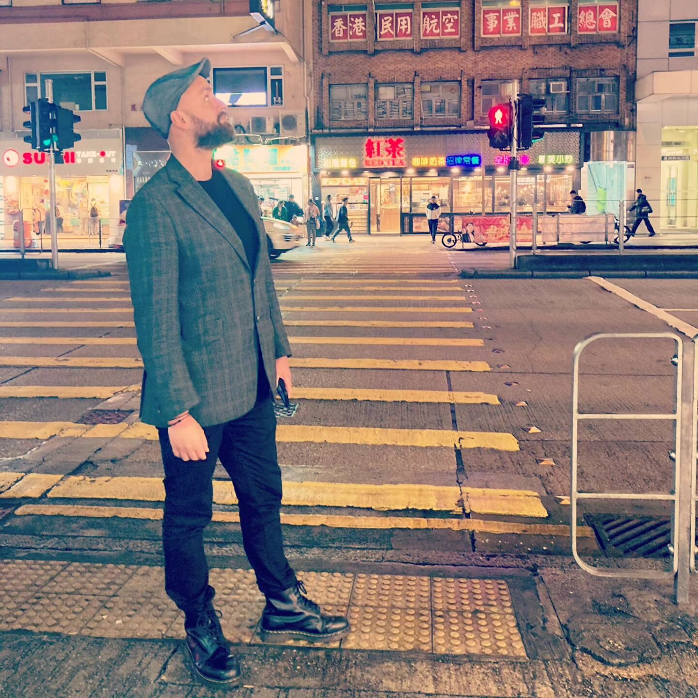 Do Androids dream of electric sheep? 💭

#HongKong #guitarplayer #TomGamble