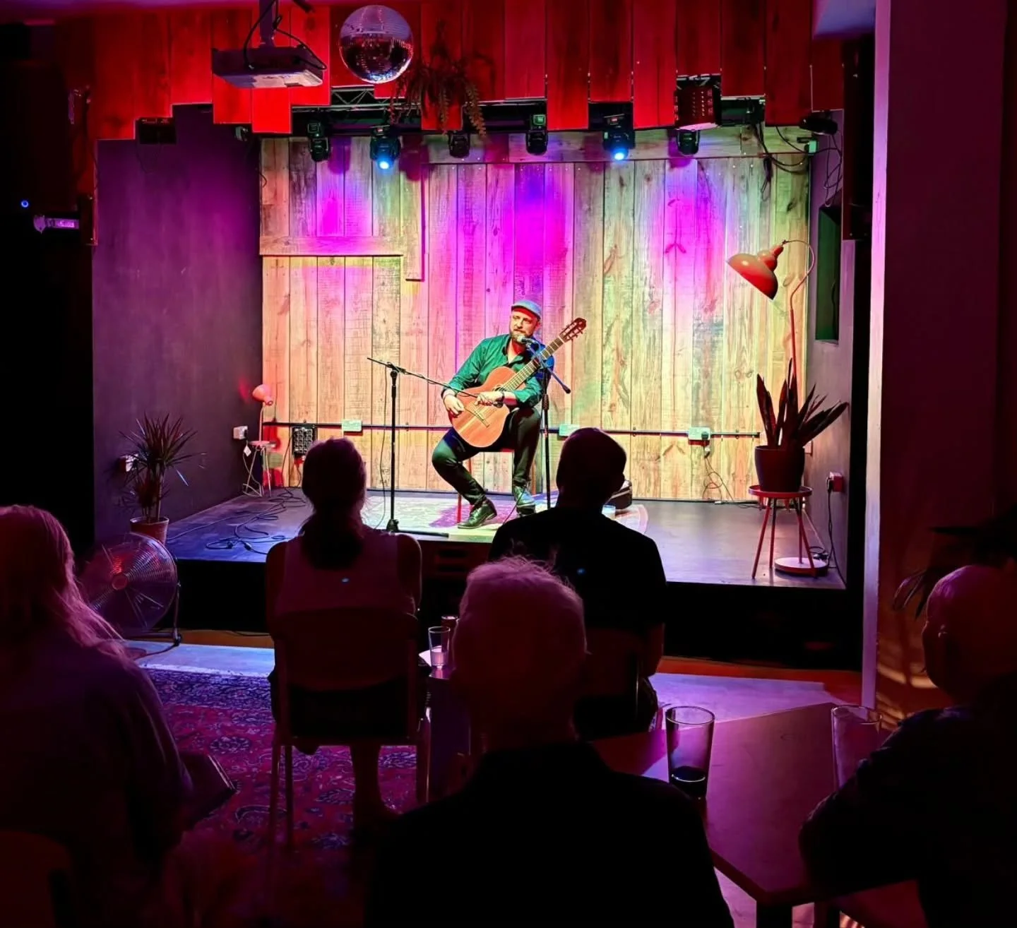 Fun night in Windsor last night! 

This is near where I grew up. 20 years ago Graham Steel booked me for my first live gig at Windsor Arts Centre as part of a guitar festival hosted by Tommy Emmanuel. I was just a kid, but it was life changing.

It's