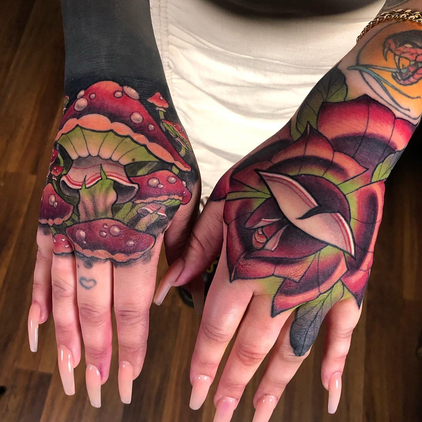 &ldquo;I want mushrooms and a flower&rdquo;🍄🌹 Done deal. Two hands, one day. Lots of fun. Thanks again, Anessa 👊🏼 you are tough as fuck! 
&bull;
I really love doing my style of roses and am always down for mushies stuff soooo hit me up to get som